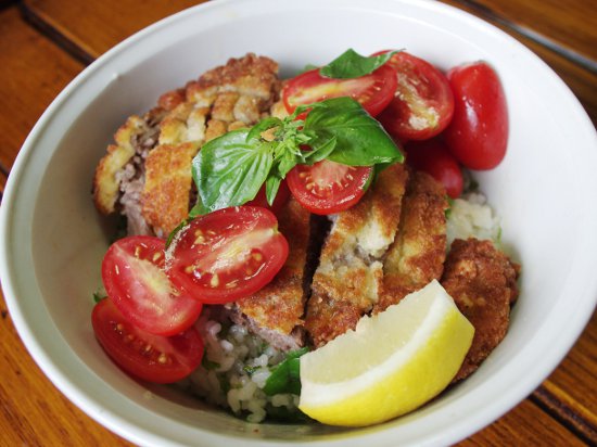 牛カツレツをご飯にのせた簡単どんぶり！「カツレツトマト丼」