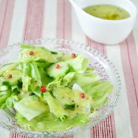 キウイドレッシングのグリーンサラダ