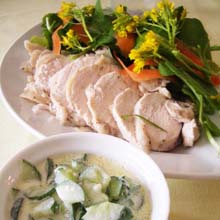 蒸し鶏と旬野菜添えキュウリのブルサンチーズソース