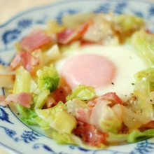 蒸し焼きキャベツのベーコンエッグ